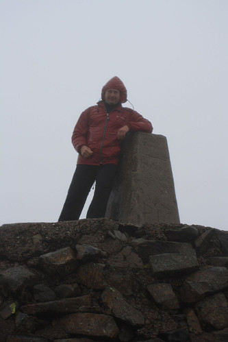 Auf dem Ben Nevis / Beinn Nibheis (1344m), dem höchsten Berg Grossbritanniens in Europa. Der höchste Gipfel von Grossbritannien ist der 2934m hohe Mount Paget auf der Insel South Georgia im Südatlantik.