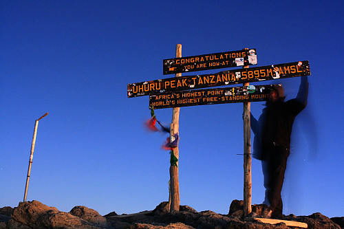 Auf dem Kilimanjaro / Uhuru Peak (5891,775m), dem höchsten Berg Tansanias.