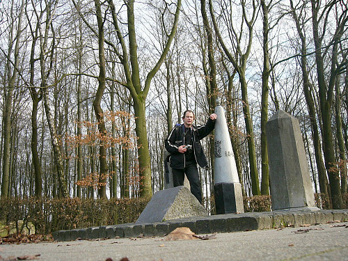 Auf dem Vaalserberg (322,7m), dem höchsten Gipfel der Niederlande in Europa. Der höchste Berg der Niederlande ist der Mount Scenery (877m) auf der Insel Saba in der östlichen Karibik.