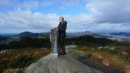 På toppen av Krossfjellet. Utsikt mot de andre Melandsfjellene i NV