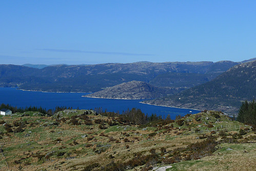 Halvøyen Melshovden i Masfjorden midt i bildet