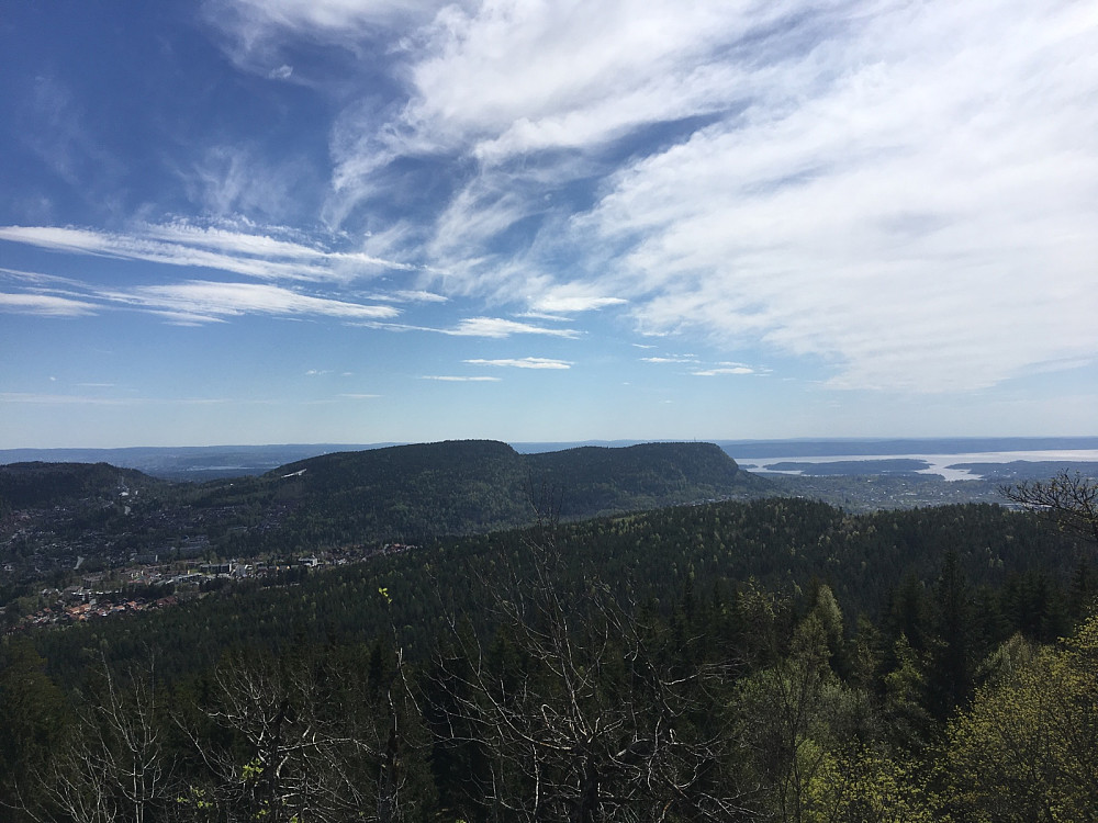 Utsikt mot Kolsåstoppene og fjorden