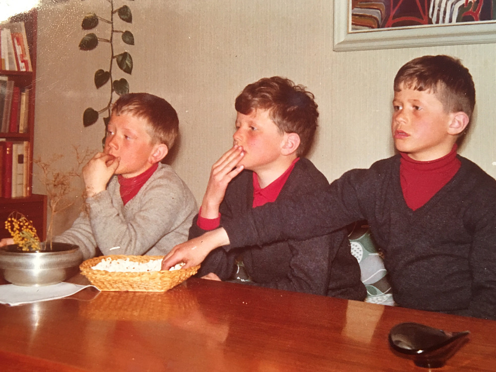 1968. Vi ser på barne-tv (Kosekroken). Henriks bror i midten.