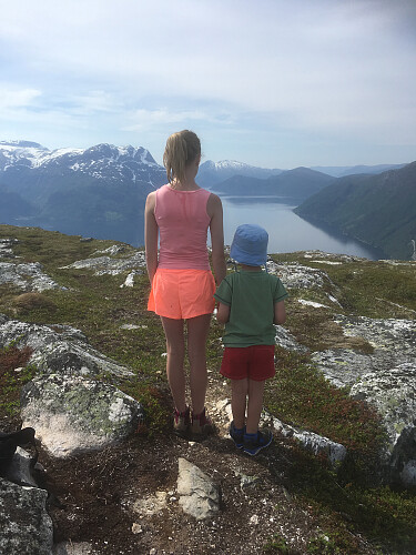 Hannah og Vinjar skuer utover Lotshavet.