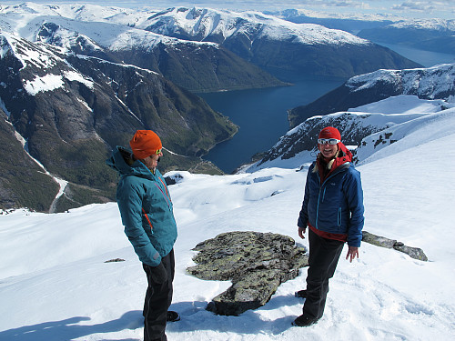 Turid og Anne med utsikt ned til Sværefjorden.