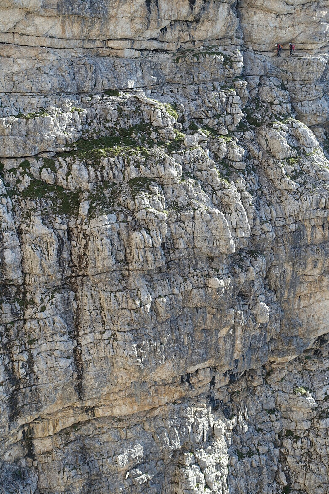Über das Ball-Band, hier ist nicht viel Platz für die beiden Bergsteiger im Bild.