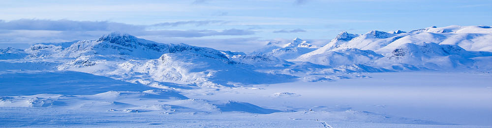 Blick nach Jotunheimen: Bitihorn links, Kalvehøgde rechts