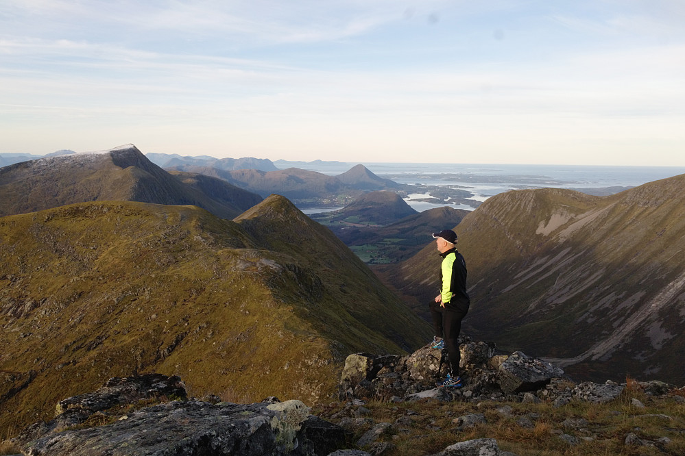 Flott utsikt rett vest med Butippen, Urdfjellet og Jendemsfjellet godt synlig mot horisonten.