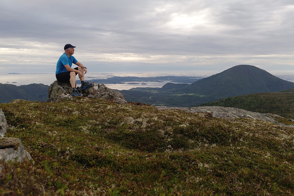 Godt med en liten hvil på Sæterfjellet. Aukra og Jendemsfjellet i bakgrunn. Vindstille og deilig temperatur kl 21.