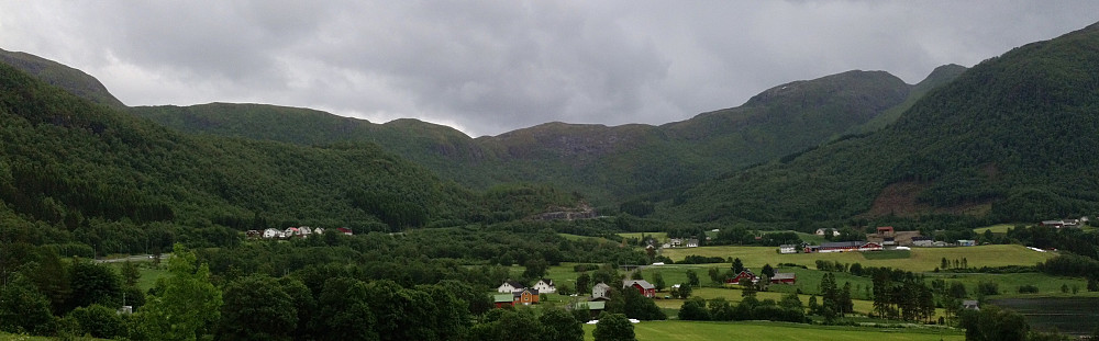 Fra Malmefjorden med fra venstre Spikjebogskarfjellet, Middagsskardhaugen, Hellefjellet, Skolmelia og såvidt Såta lengst til høyre.