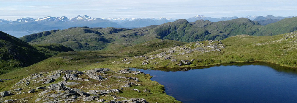 Fra Røssholfjellet retning sørvest. Knallutsikt mot Vestnes i det fjerne og Moldeheia, Frænavarden, Sæterfjellet m.fl i frontrekka fra venstre.