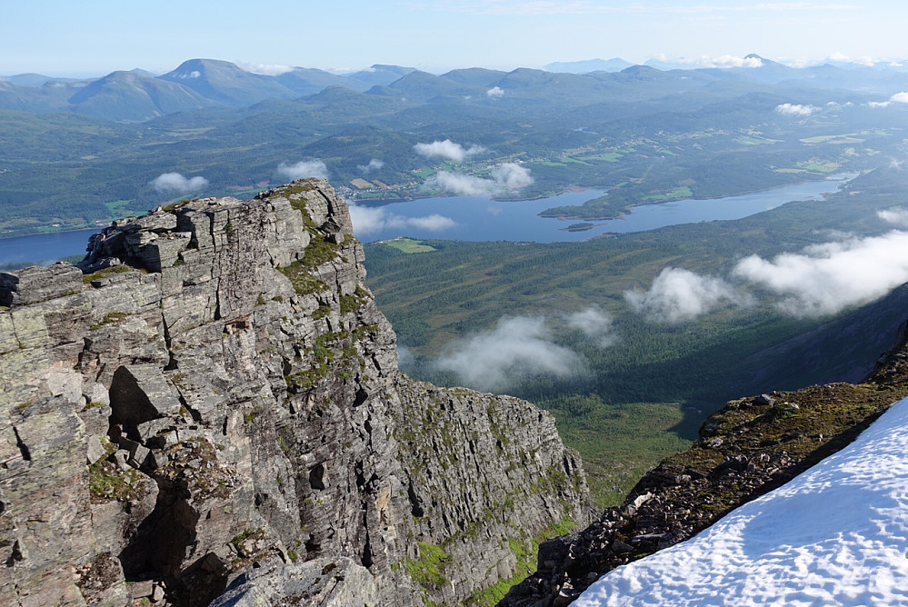 Standardmotiv retning nord med Kleive og Osen nærmest og Harstadfjellet og Dua bl.a. mot horisonten. 