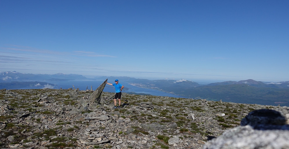 En slags form for selfie retning vest, fra Skåla.
