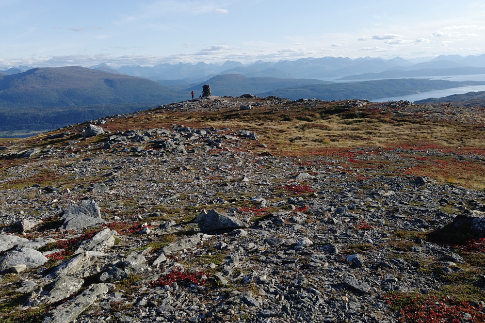 Retning sørvest. Panoramatopper på rad og rekke.