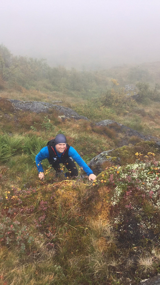 På vei opp bratta mellom Kloppafjellet Nord og Maifjellet. Særdeles vått og glatt.