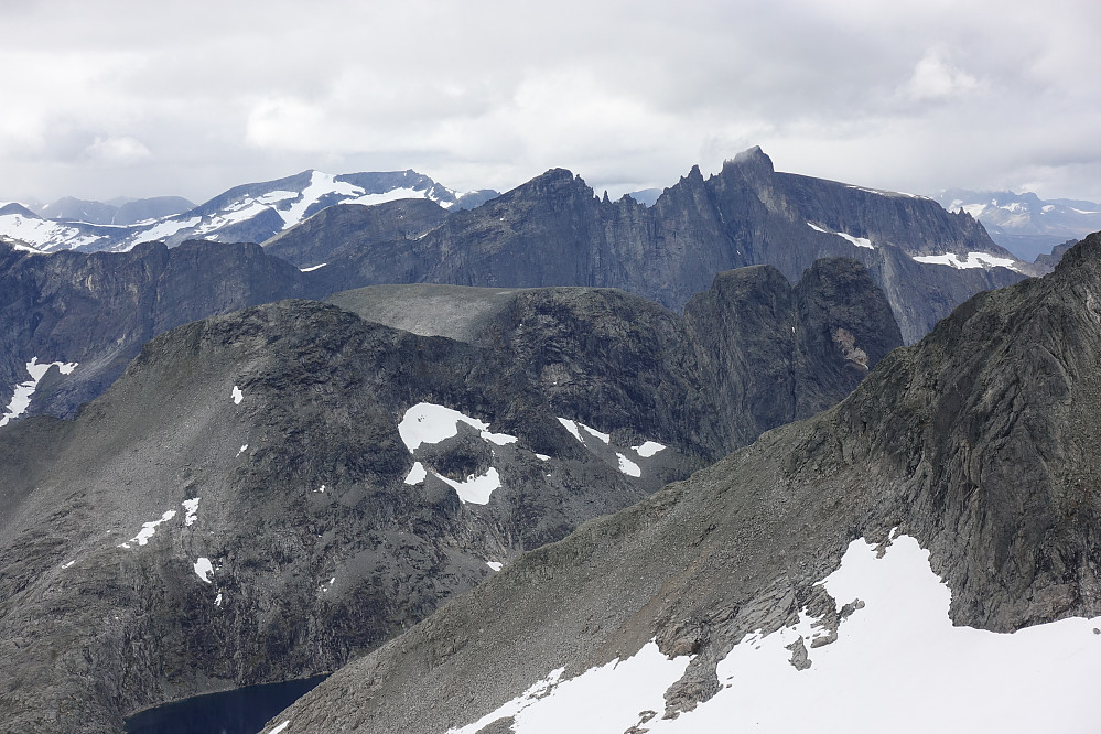 Super utsikt alle veier. Her ser vi bl.a. Romsdalshorn og Trollveggen i bakgrunn