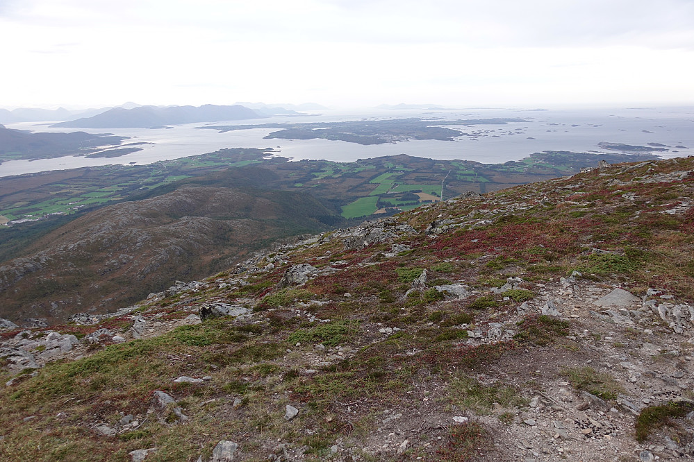 Fantastisk utsikt vestover også, med Gossen, Midsund og mye mere.
