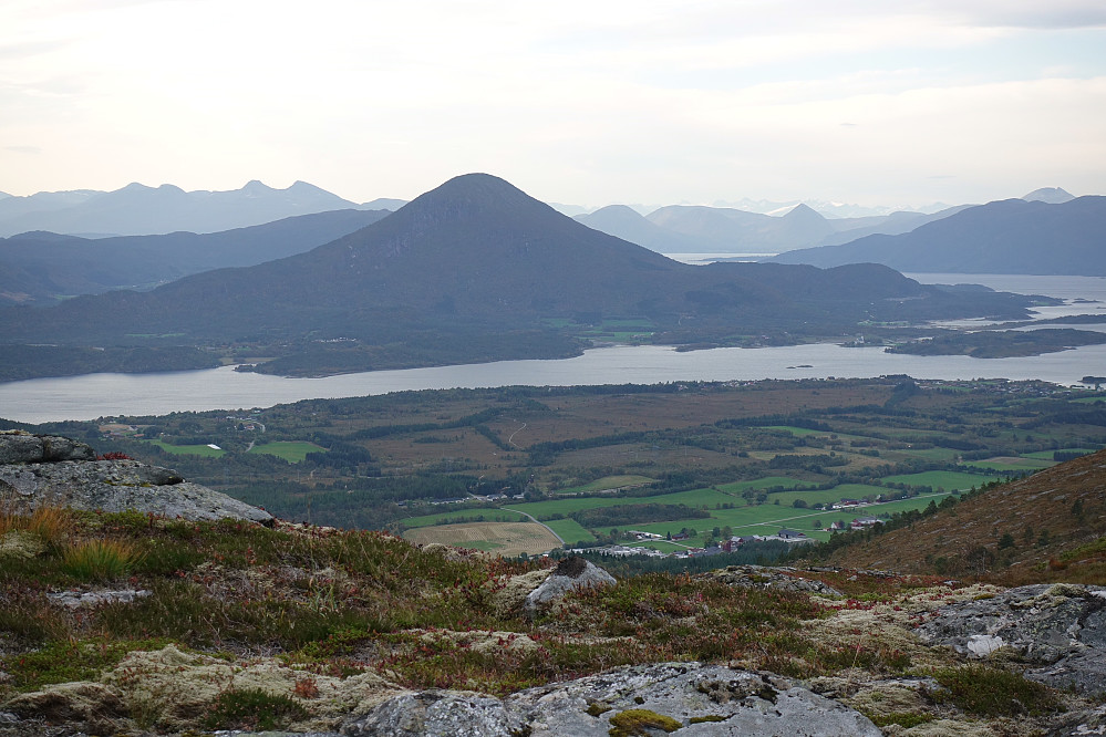 Fra Høglia mot Jendemsfjellet. I bakgrunn Ystetinden; Brustinden m.flere.