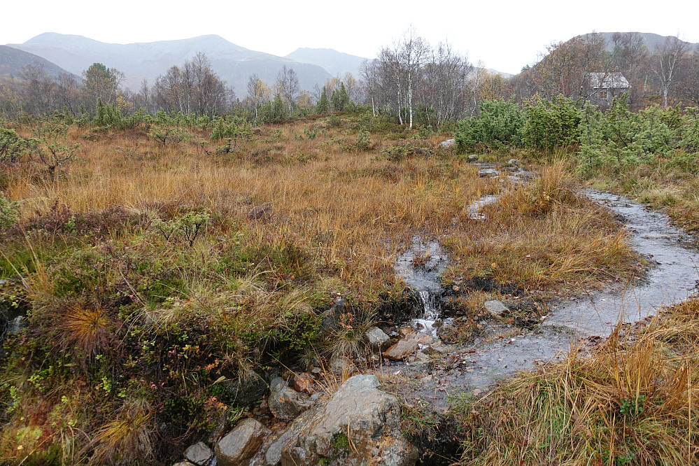 En tidligere tørr sti så slik ut idag ved Malmesetra. Bjørnen og Butippen i bakgrunn.
