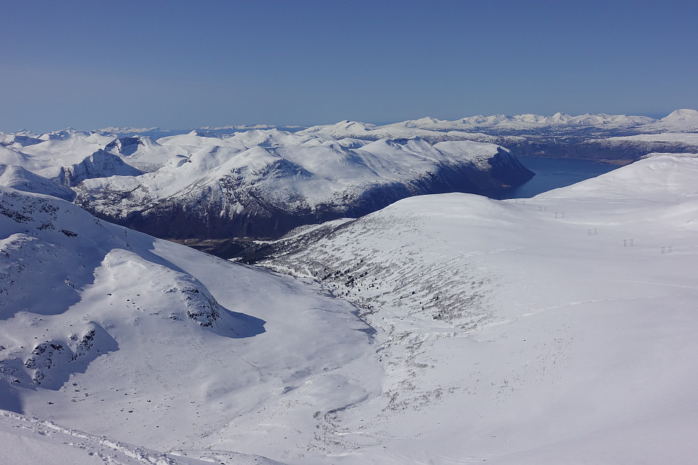 Fra toppen mot nordvest med Kanndalen, Eresfjorden og Tjelle bak til høyre.