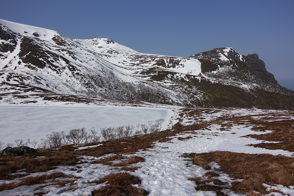 Skottenvatnet. Her kom skia på. Sjurvarden og Stemshetsen i bakgrunnen. Mye folk opp hit uten ski.
