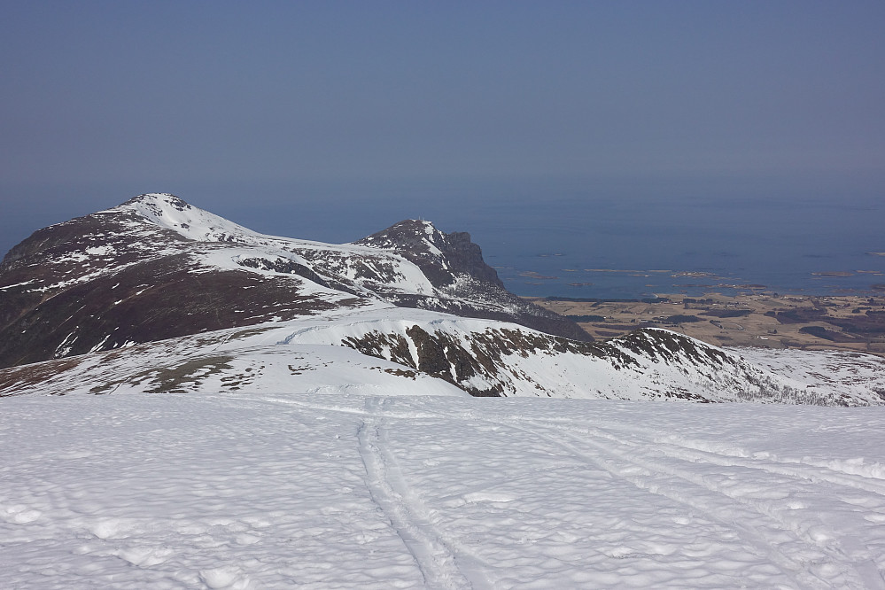 Fra Melen mot neste mål: Sjurvarden. Litt tynt med snø i den siste bakken.