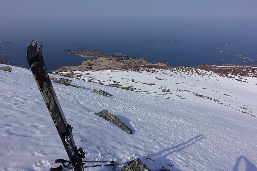 Fra Sjurvarden retning nordover. Her var det plutselig nok snø og fantastiske forhold for nedkjøring. Til og med jeg hadde ingen problemer å svinge begge veier. Synd det bare var noen få hundre meter før jeg måtte svinge av til høyre for å komme ned til bilen igjen. 