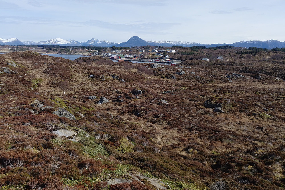 På vei opp til Røssøya, mange kjente fjell i sørøst. Og fremdeles skiføre noen plasser.