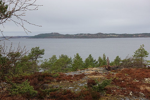 Vågøya mot Gossen med Jærmannburet til venstre.