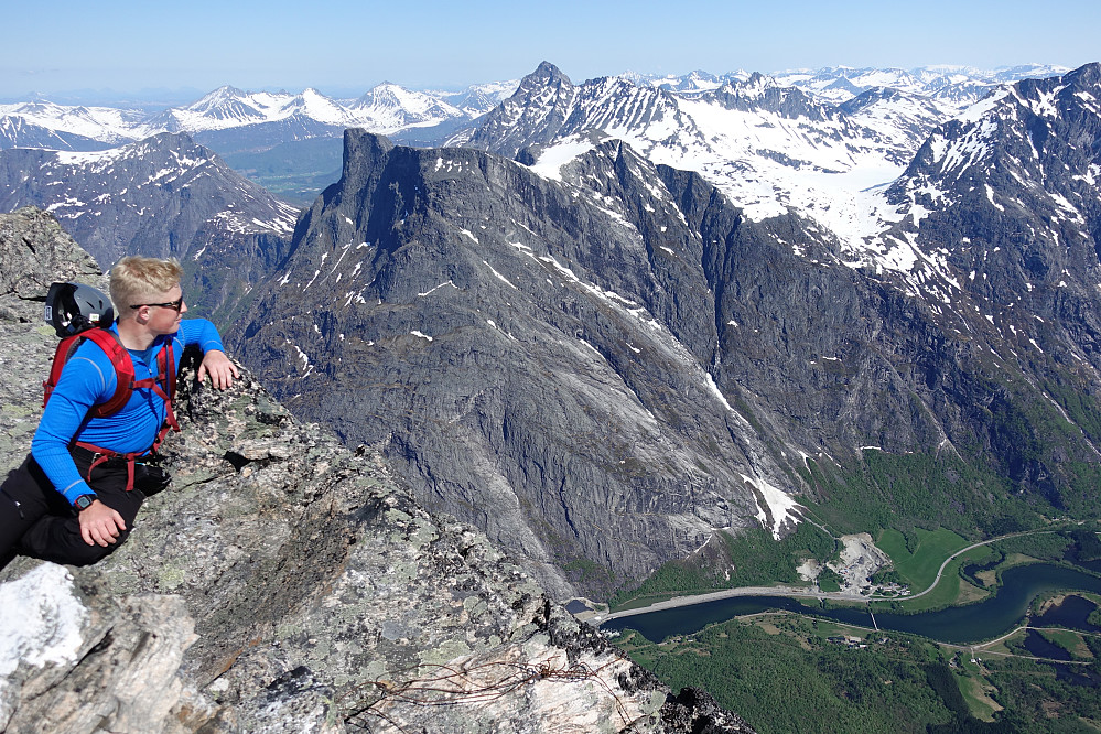 Toppen av Breitinden gir et fantastisk skue bl.a. 1700m loddrett ned i Romsdalen.