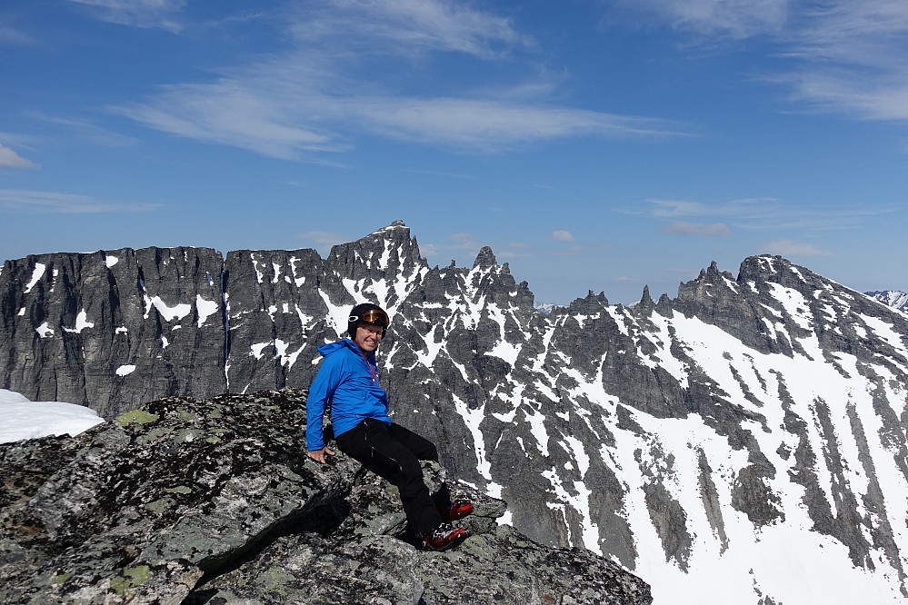Fra toppen av Storgrovfjellet kan vi telle topper og beskue Trolltindan fra baksiden. Flott syn.