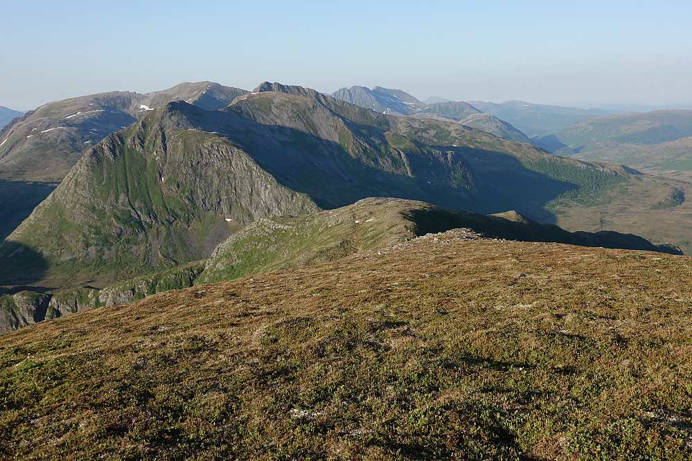 Fra Dyrdalsfjellet tilbake mot bl.a. Bjørnen, Luten og Snøtind. Fremdels kokvarmt III.