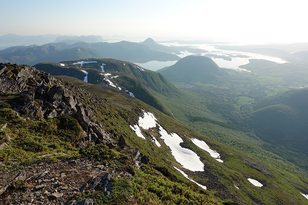 Fra Urfjellet retning vestover med mange kjente topper og knauser. Pinadø like varmt fremdeles. 