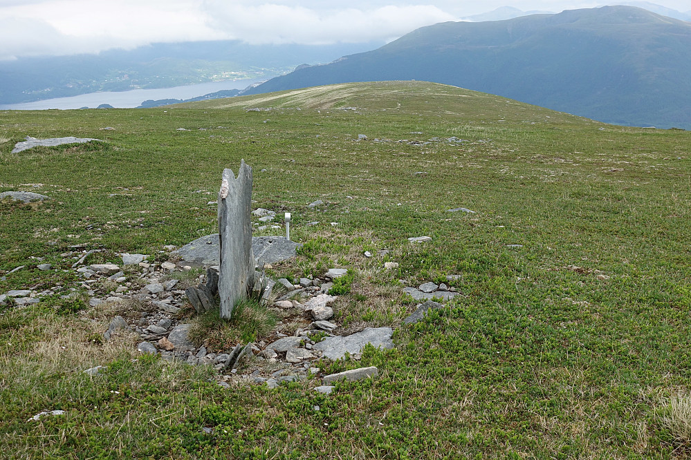 Gammel og ny grensemarkering langt oppe på fjellet. Kan ikke bli krangel av slikt.