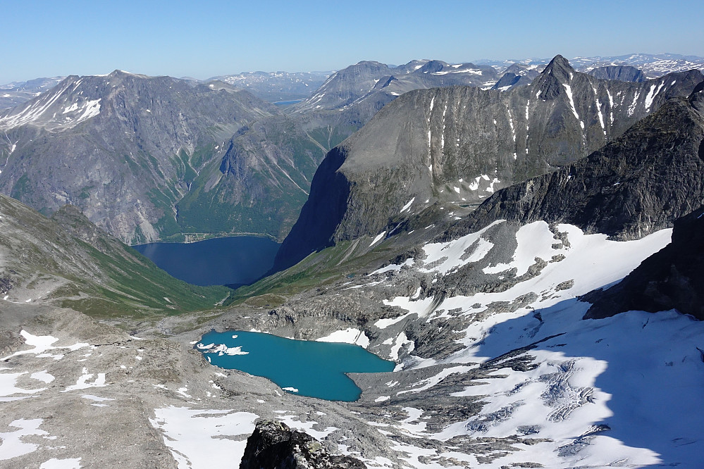 På toppen er det bare helt sjuk utsikt alle veier. Her mot Eikesdalsvannet med bl.. Vikesoksa og Hoemtinden.