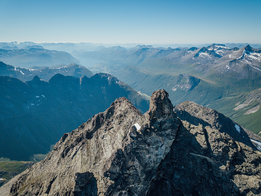 Med bruk av drone får bildene en helt ny dimensjon. Her med Isfjorden i bakgrunnen.