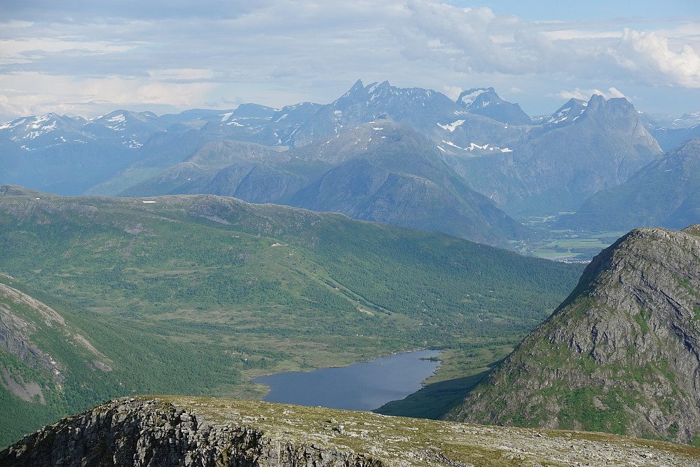 Vi dro deretter bortom den såkalte Torvløysa sørøst ( nærmest) og utsikten innover mot de store og kjente Romsdalsfjella var fenomenal.