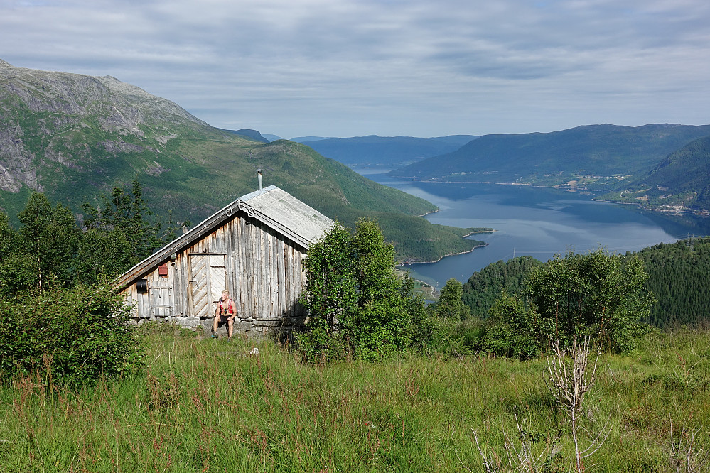 Liten pause ved gamlehytta på Ufssalen. Nøyaktig samme hytte jeg sjøl satt foran når Søren Aandahl tok bilde av meg i 1978.