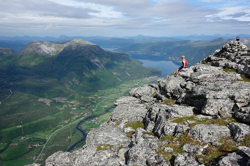 Fra "vest for nordre Goksøyra", flott utsikt ned mot Nauste og Eresfjorden. 