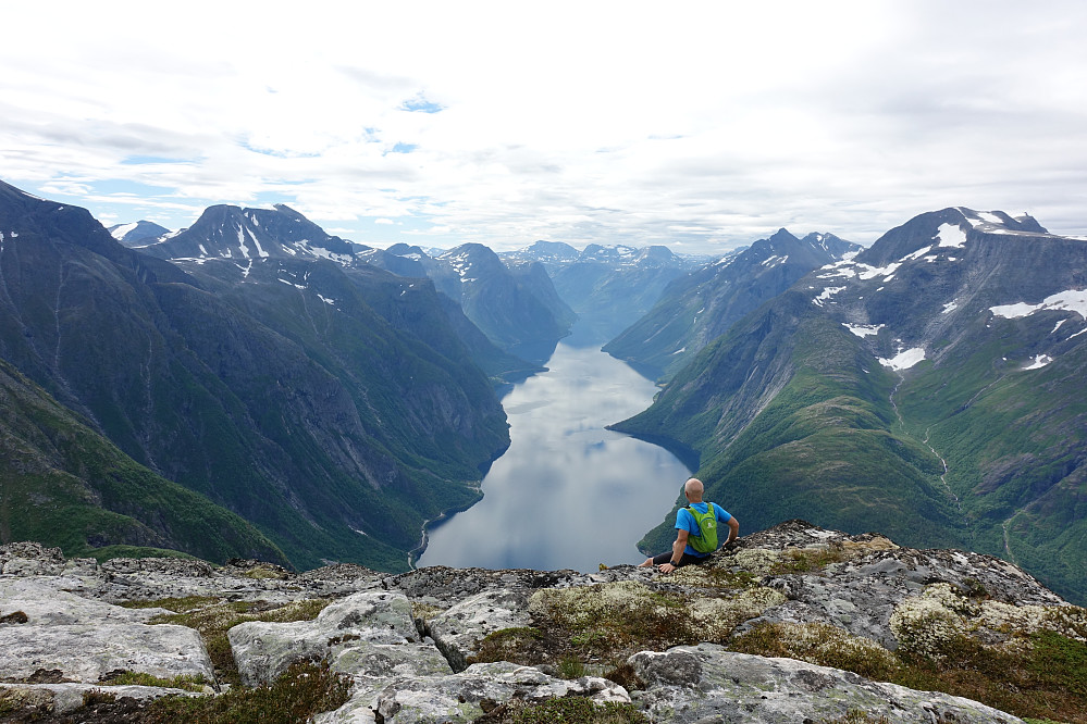 Fra Goksøyra 1337, mot Eikesdalsvatnet. Vi ser bl.a. Vikesoksa, Hoemtinden og Sjøvdøla.