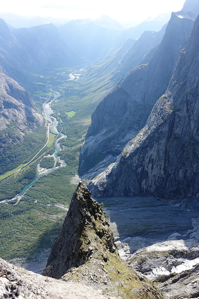 Fra Nordre Trolltinden oppover Romsdalen.