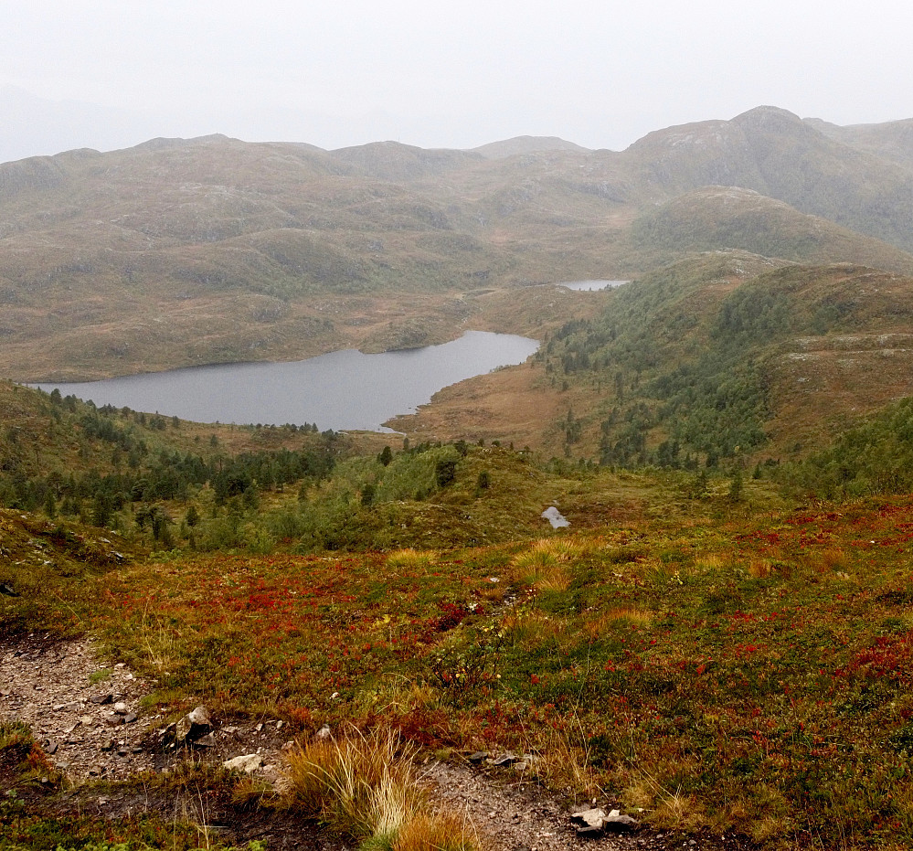 Mot Moldevatnet og Frænavarden bak til høyre. Surt og kaldt.