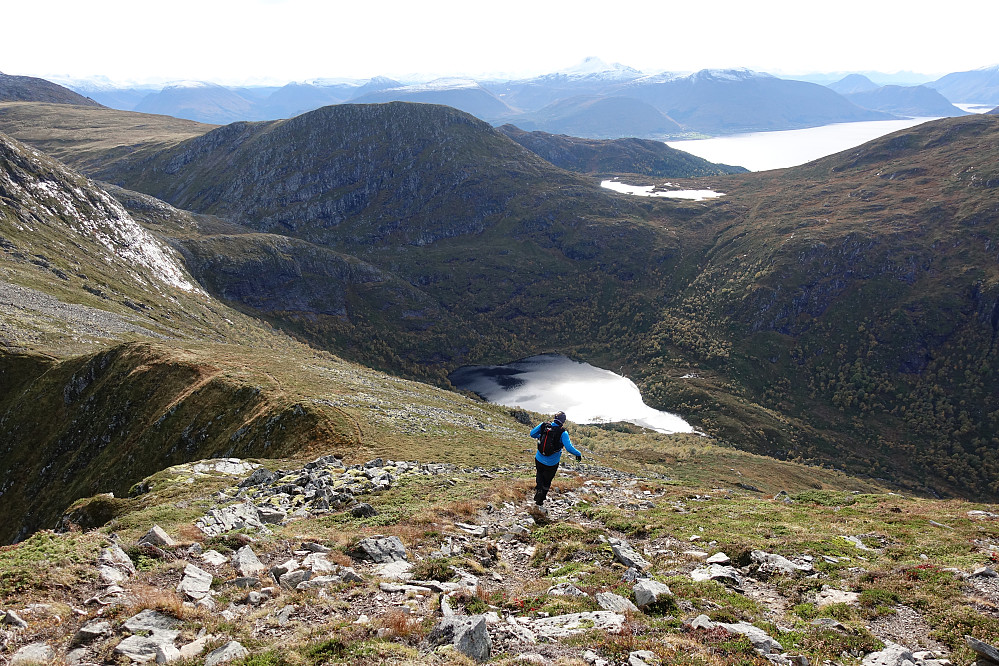 Ned fra Ræstadhornet med Mørkevatnet og Midfjorden i det fjerne bak.