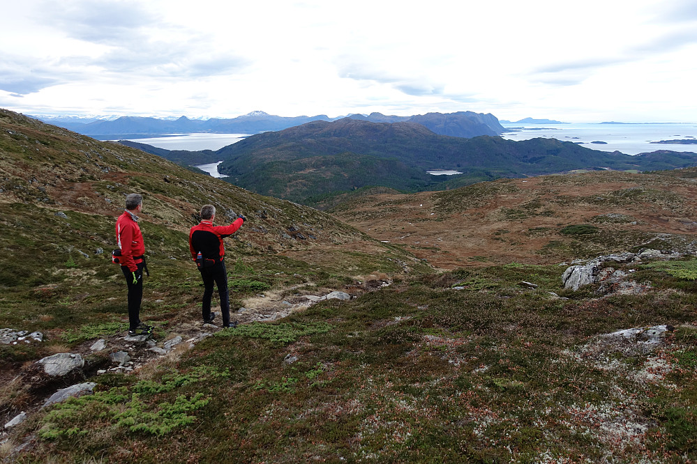 Undervegs diskuteres det ulike turer og fjell som kan bestiges i ytre. 