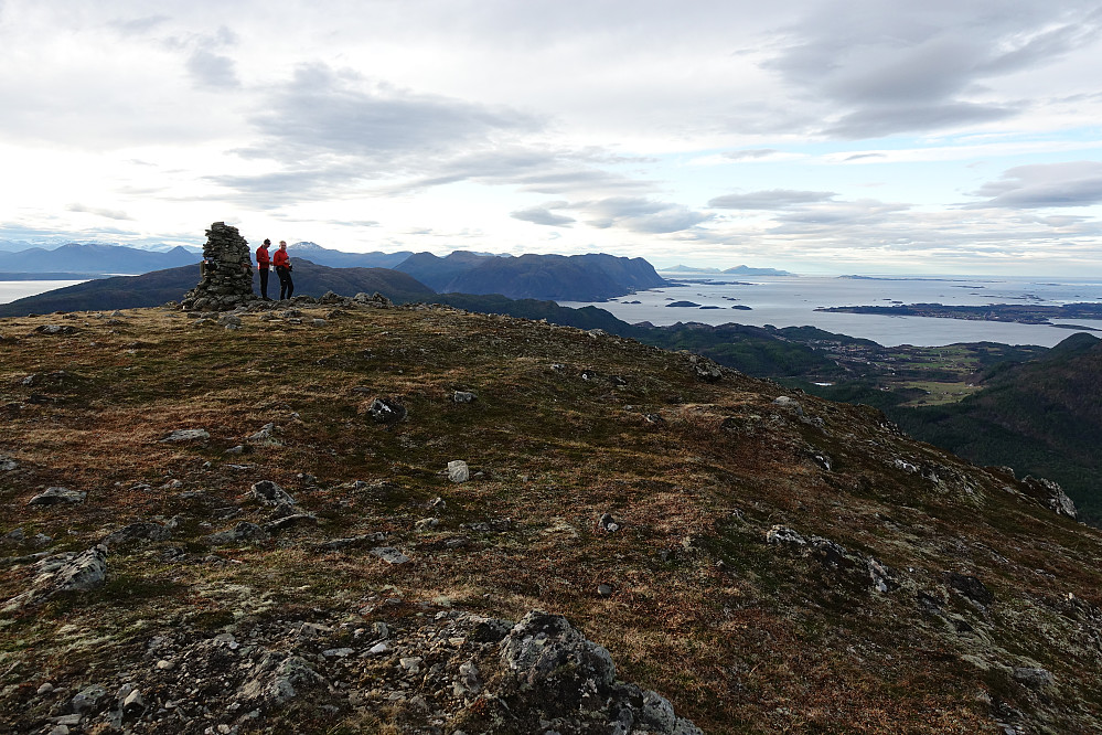 På Valltua er det alltid god utsikt utover havet med kjente fjell og øyer.