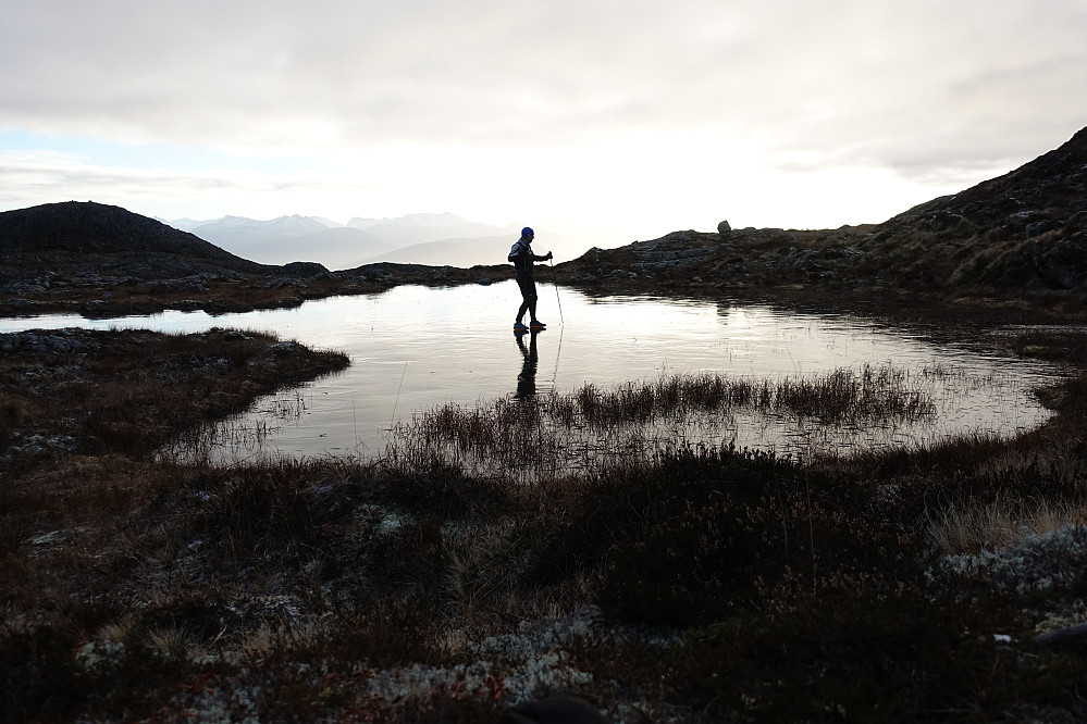 Testing av isen på et tjern på Seterfjellet. 