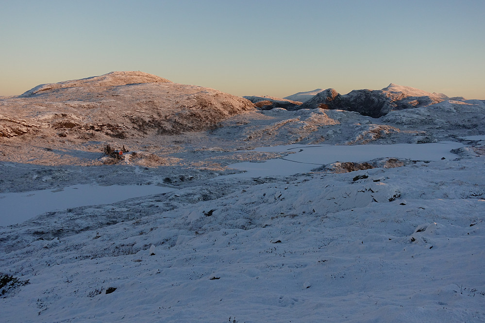 Sola har kommet opp og lyser opp bl.a. Middagsfjellet og Urfjellet bak til høyre.