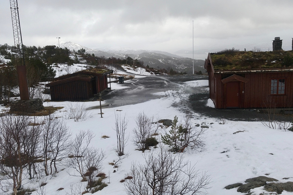 Fra Varden med den "nye" Vardestua til høyre, snøen våt og på vei "bort".