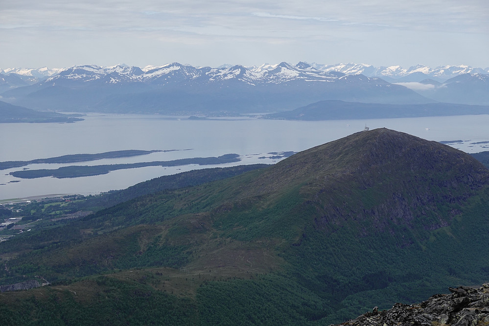 Fra toppen av Urfjellet mot Tusten og kjente Romsdalsfjell i bakkant.
