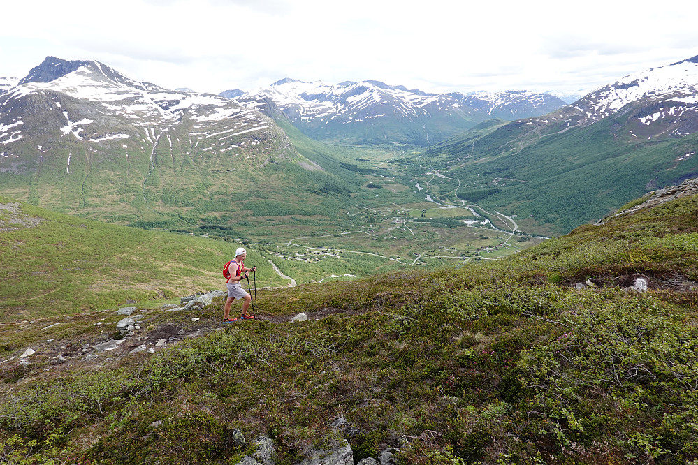 Junior opp bakken fra Dyrdalen til Dyrdalstinden.